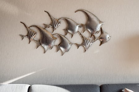 Deko-Fische an der Wohnzimmerwand